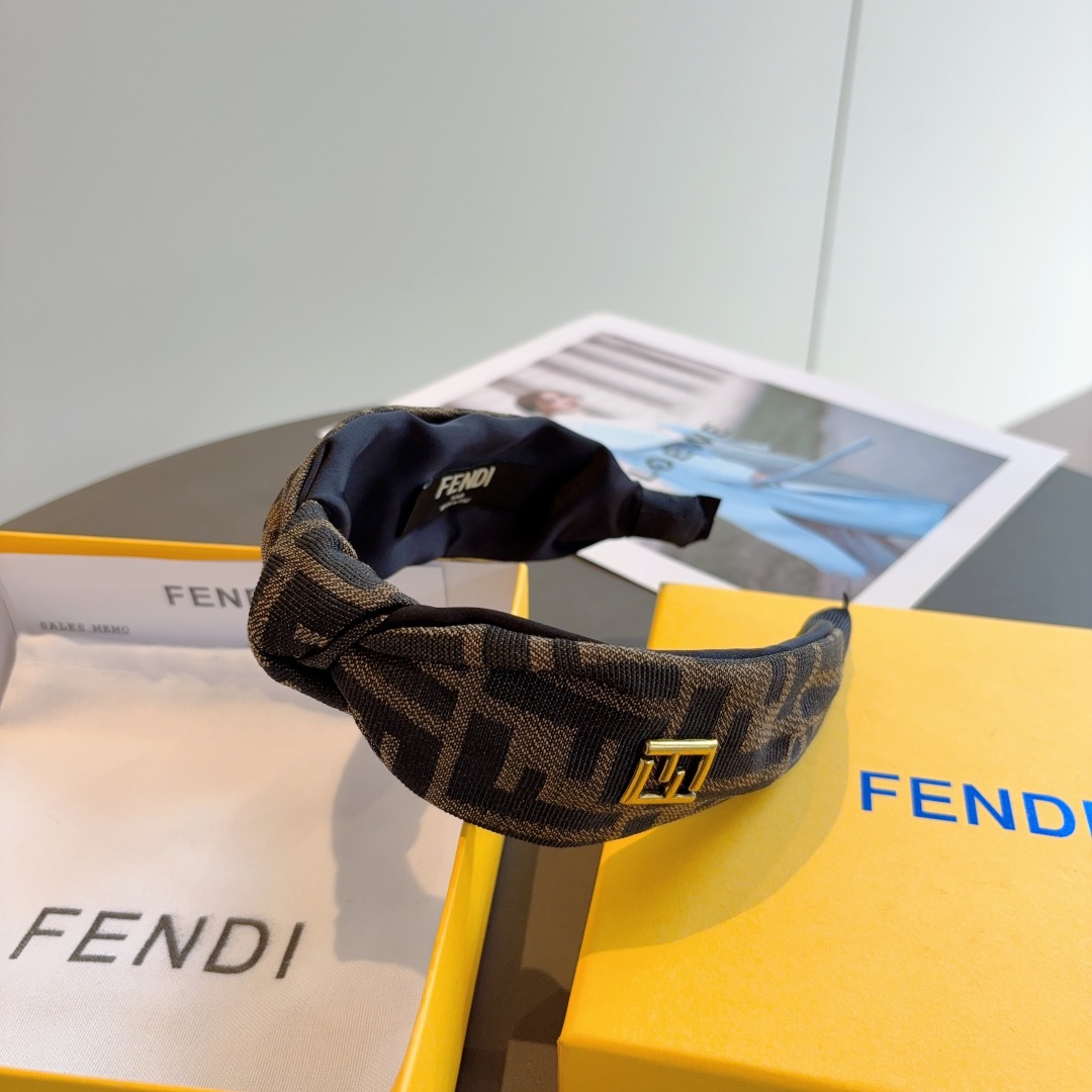 配包装
FENDI 芬迪 经典双F款发箍，复古头箍，简约百搭，潮女必备品，超级的高大上！