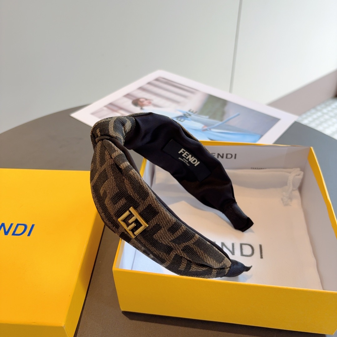 配包装
FENDI 芬迪 经典双F款发箍，复古头箍，简约百搭，潮女必备品，超级的高大上！