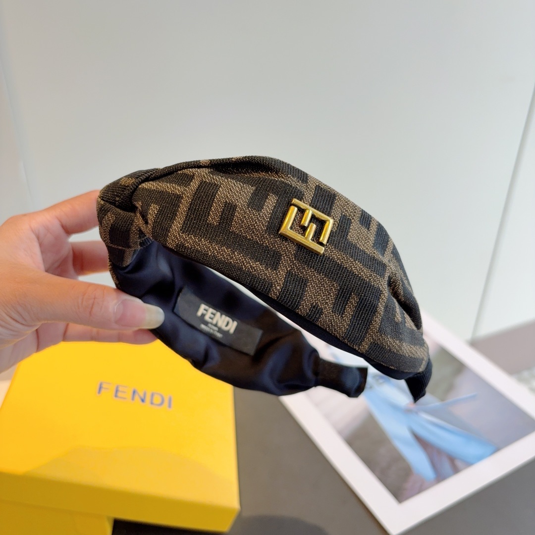 配包装
FENDI 芬迪 经典双F款发箍，复古头箍，简约百搭，潮女必备品，超级的高大上！