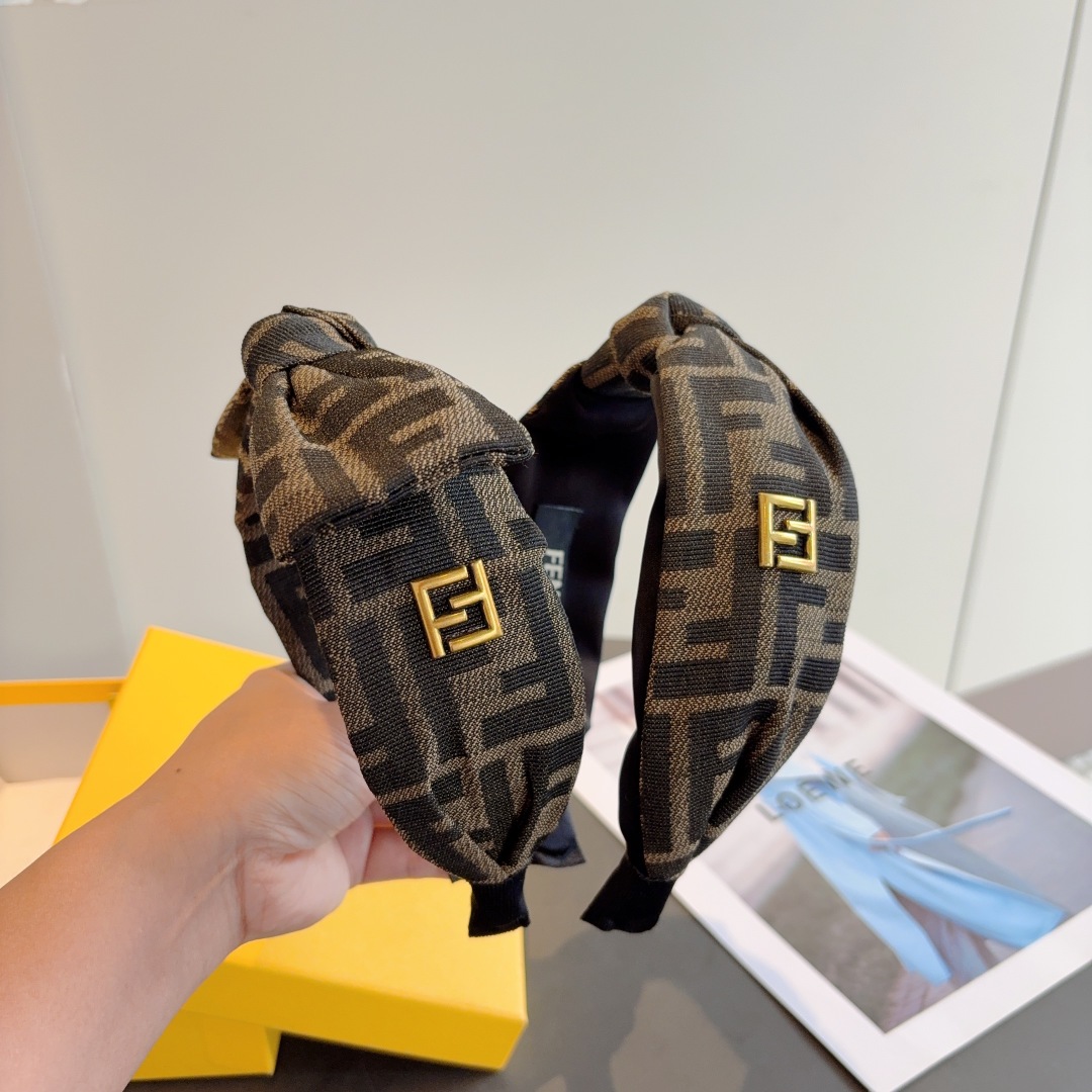 配包装
FENDI 芬迪 经典双F款发箍，复古头箍，简约百搭，潮女必备品，超级的高大上！