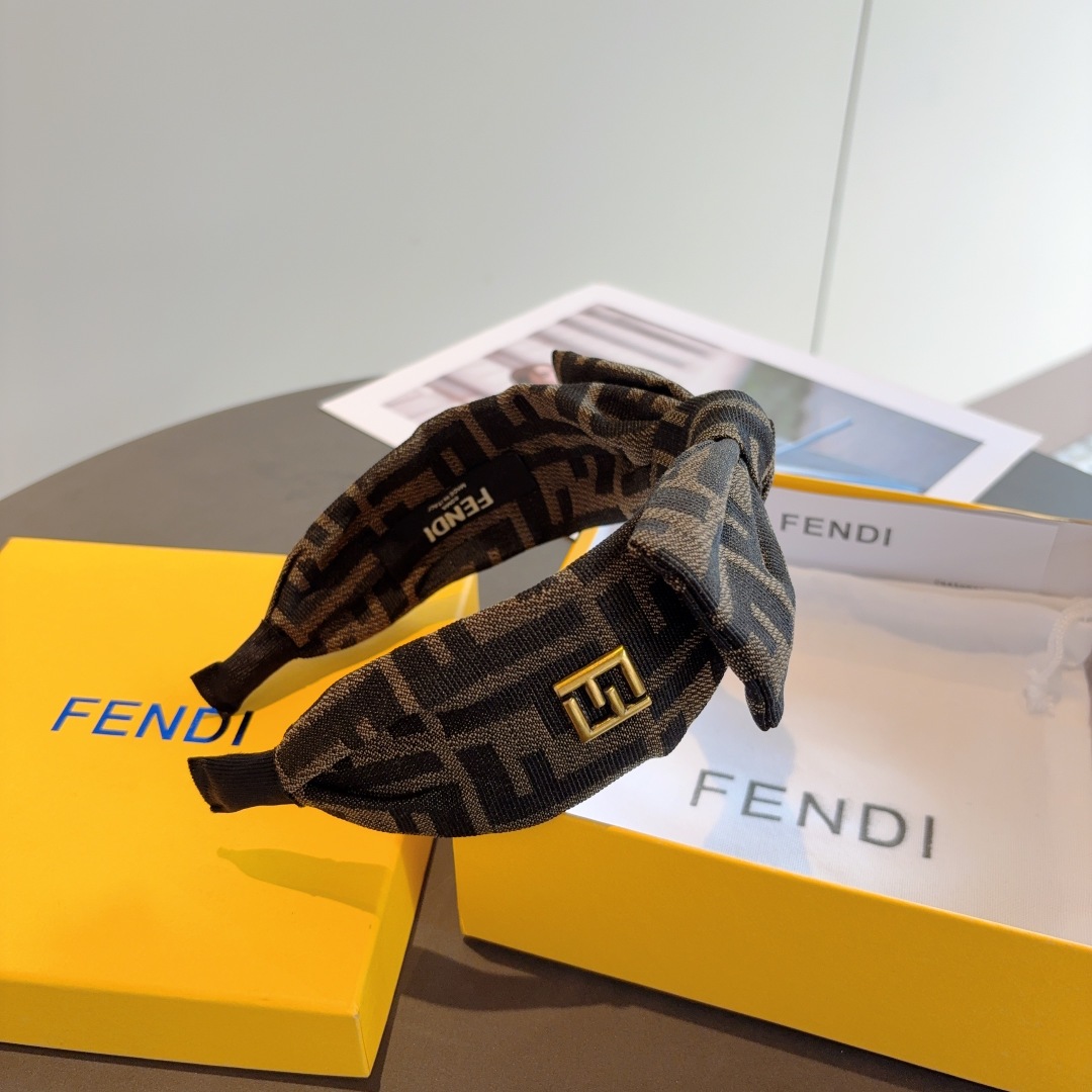 配包装
FENDI 芬迪 经典双F款发箍，复古头箍，简约百搭，潮女必备品，超级的高大上！
