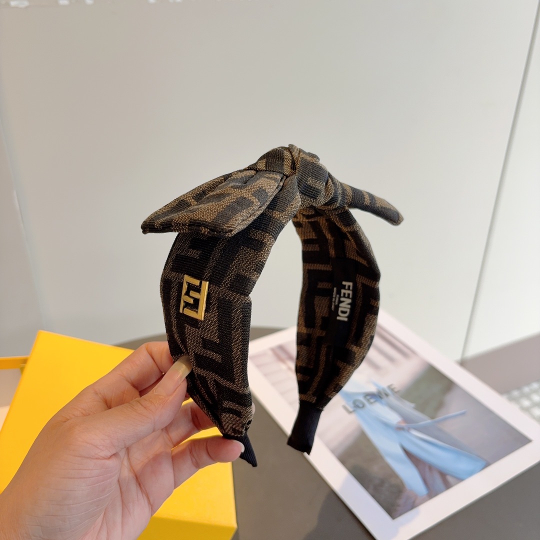 配包装
FENDI 芬迪 经典双F款发箍，复古头箍，简约百搭，潮女必备品，超级的高大上！