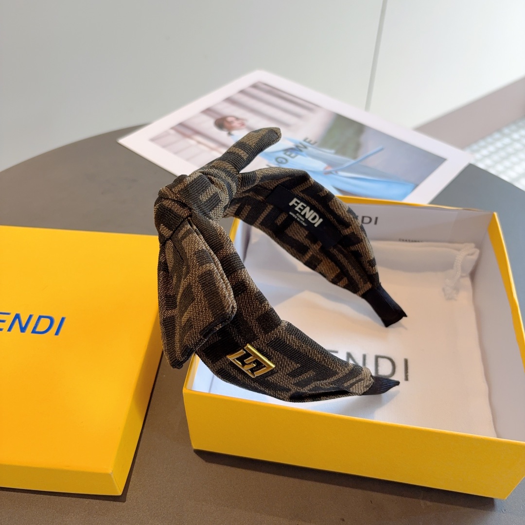 配包装
FENDI 芬迪 经典双F款发箍，复古头箍，简约百搭，潮女必备品，超级的高大上！