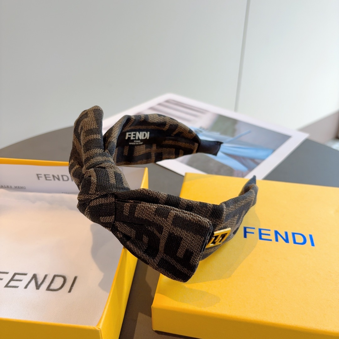配包装
FENDI 芬迪 经典双F款发箍，复古头箍，简约百搭，潮女必备品，超级的高大上！