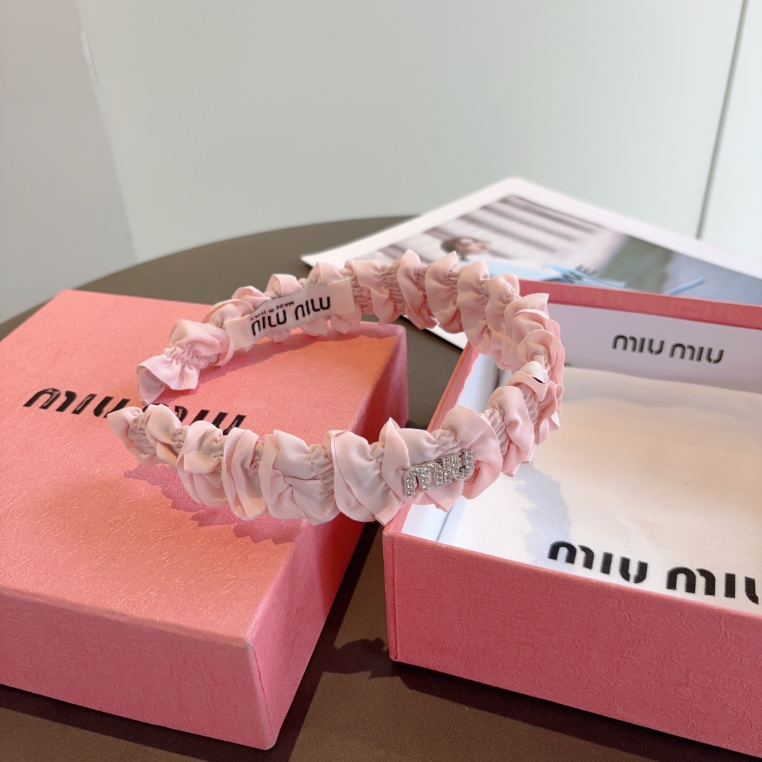 配包装
miumiu 缪缪  新款褶皱发箍，金属字母logo头箍！特制面料简约洋气显质感、经典百搭少女风