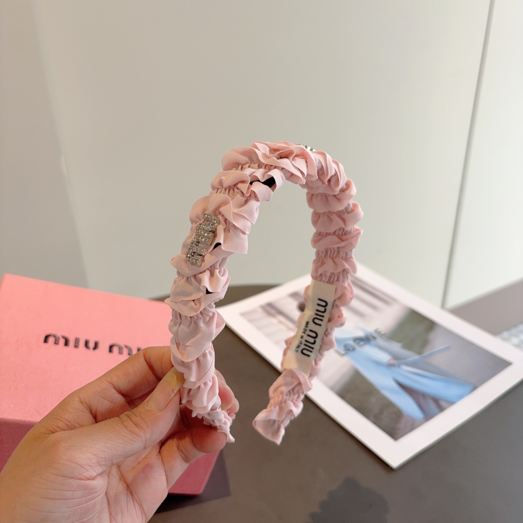 配包装
miumiu 缪缪  新款褶皱发箍，金属字母logo头箍！特制面料简约洋气显质感、经典百搭少女风