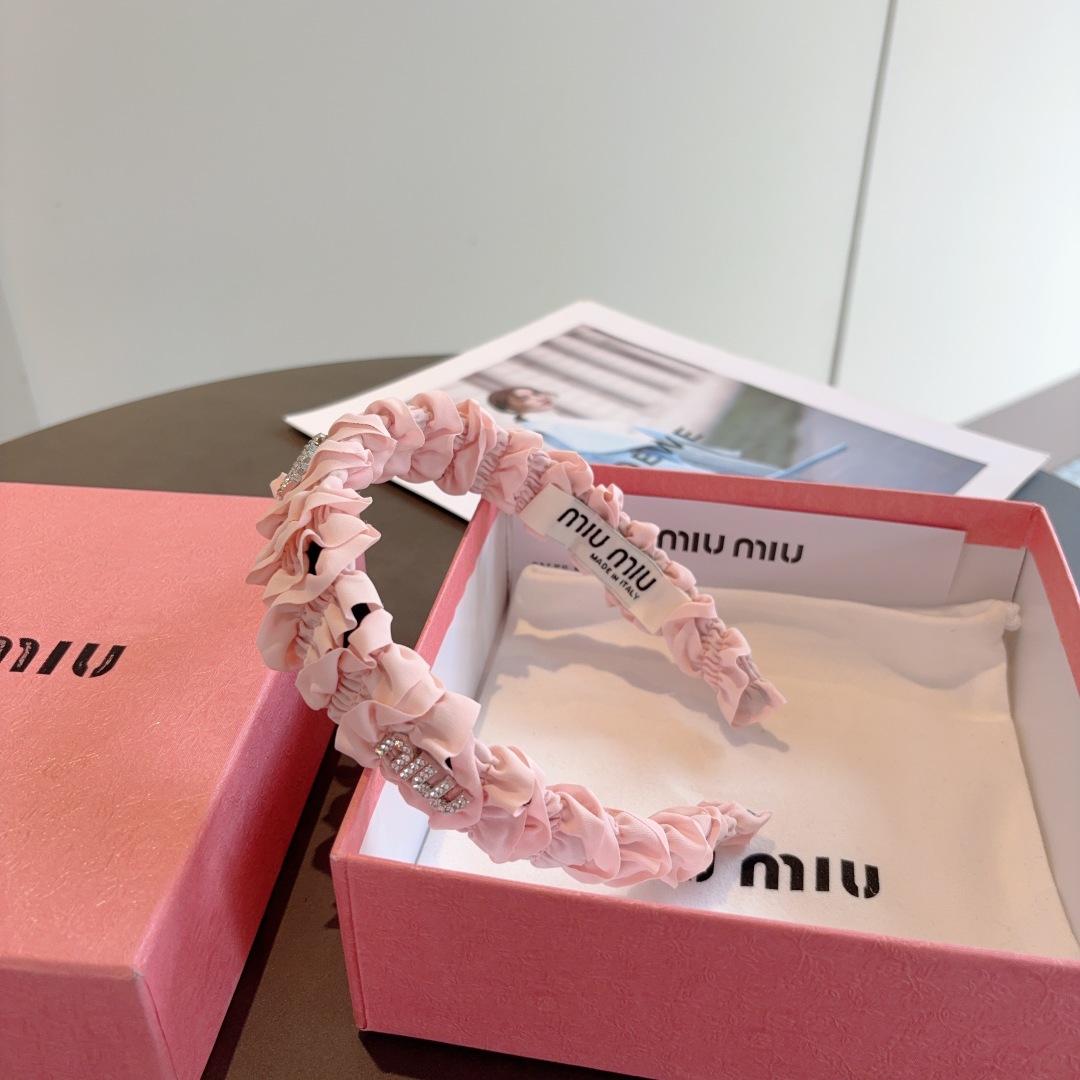 配包装
miumiu 缪缪  新款褶皱发箍，金属字母logo头箍！特制面料简约洋气显质感、经典百搭少女风