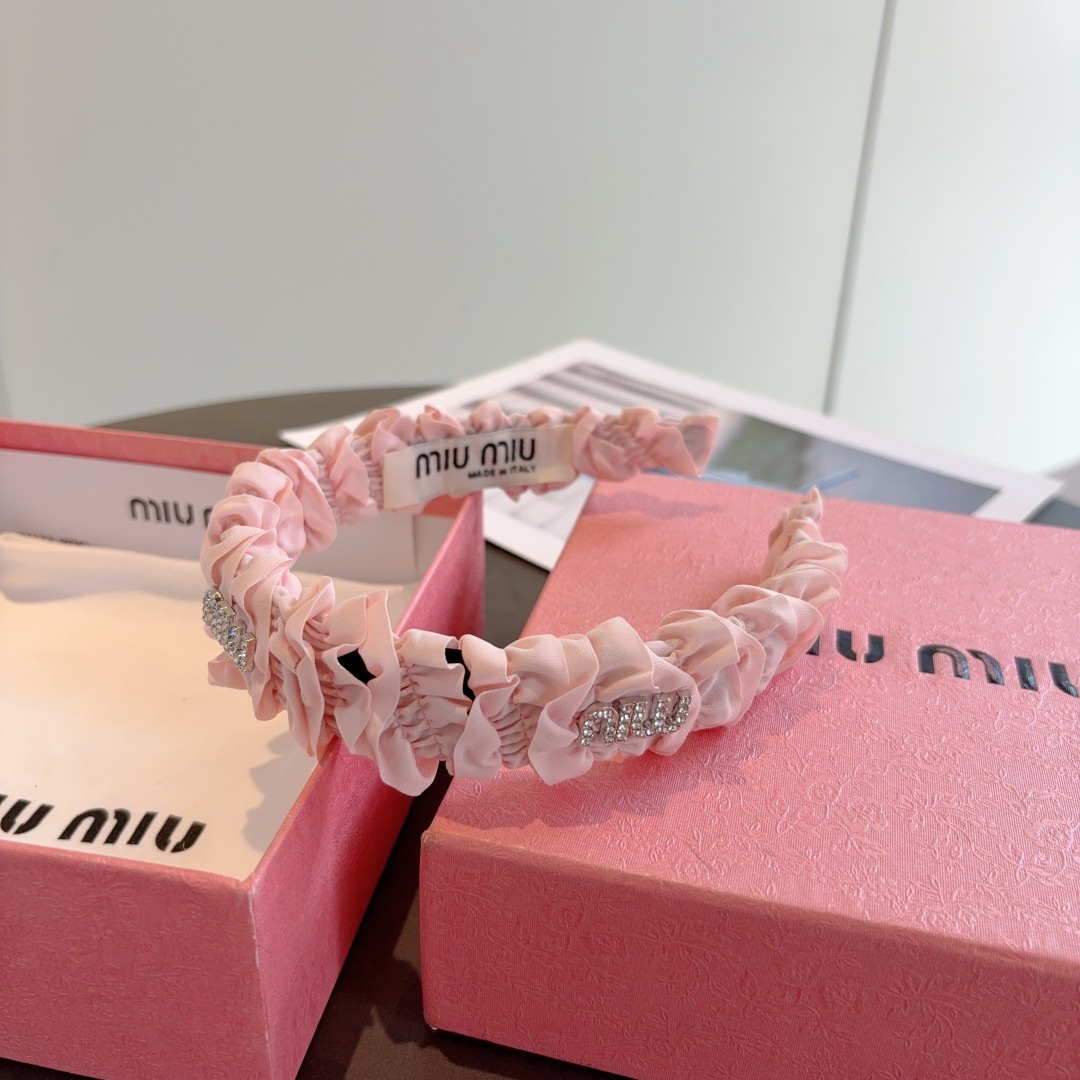 配包装
miumiu 缪缪  新款褶皱发箍，金属字母logo头箍！特制面料简约洋气显质感、经典百搭少女风