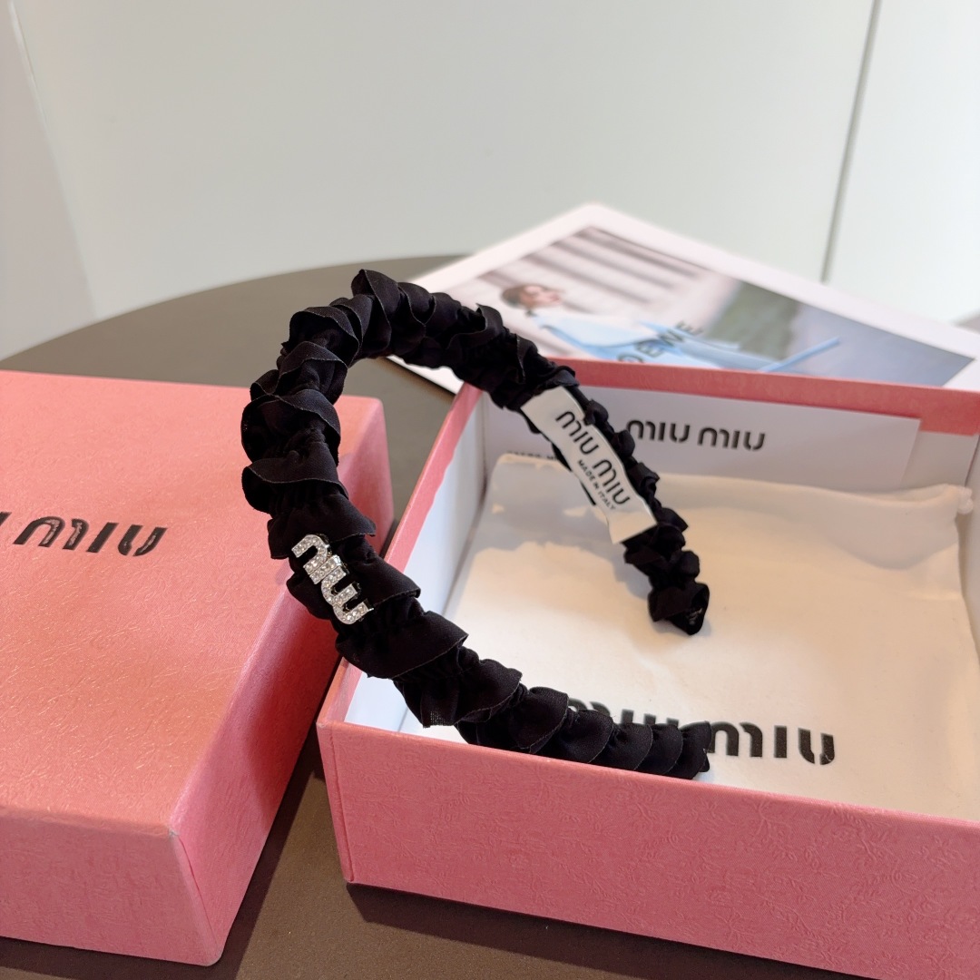 配包装
miumiu 缪缪  新款褶皱发箍，金属字母logo头箍！特制面料简约洋气显质感、经典百搭少女风
