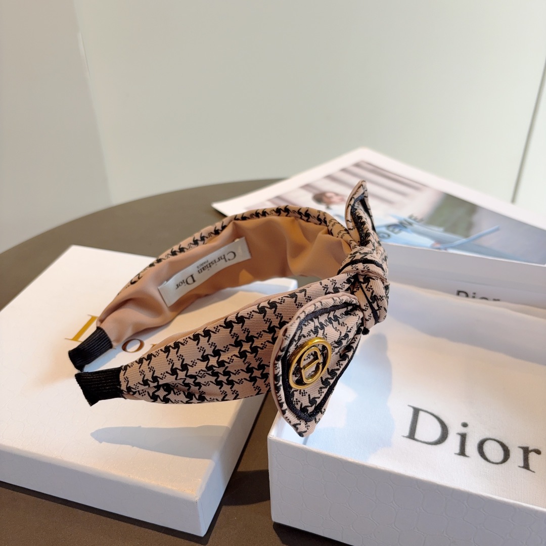 配包装
Dior（迪奥） 火爆新款蝴蝶结发箍,专柜原单货，让你的魅力绽放 清新淑女范让时尚更简单。