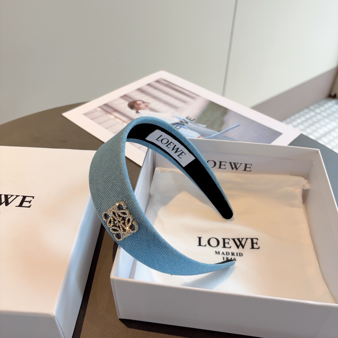 配包装
LOEWE（罗意威）火爆新款牛仔布发箍💕特供面料头箍、尖端网红最新款来袭 ！ 让你的魅力绽放 清
