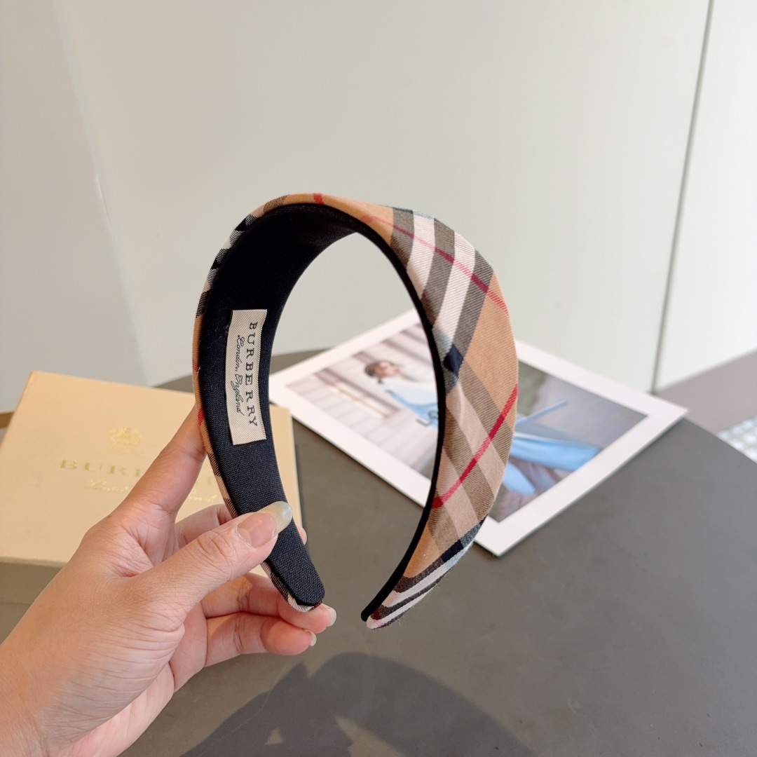 配包装
巴宝莉BURBERRY 高版本新款双层宽边发箍，客供面料 🎀非常耐看又百搭、适合各种场合搭配！