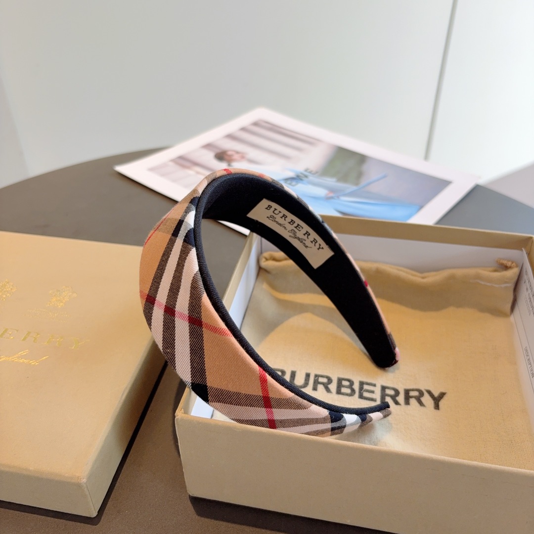配包装
巴宝莉BURBERRY 高版本新款双层宽边发箍，客供面料 🎀非常耐看又百搭、适合各种场合搭配！