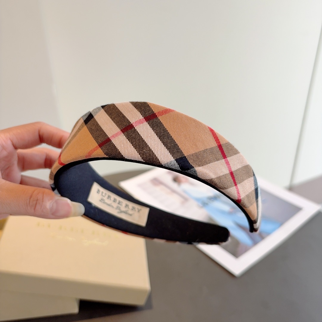 配包装
巴宝莉BURBERRY 高版本新款双层宽边发箍，客供面料 🎀非常耐看又百搭、适合各种场合搭配！