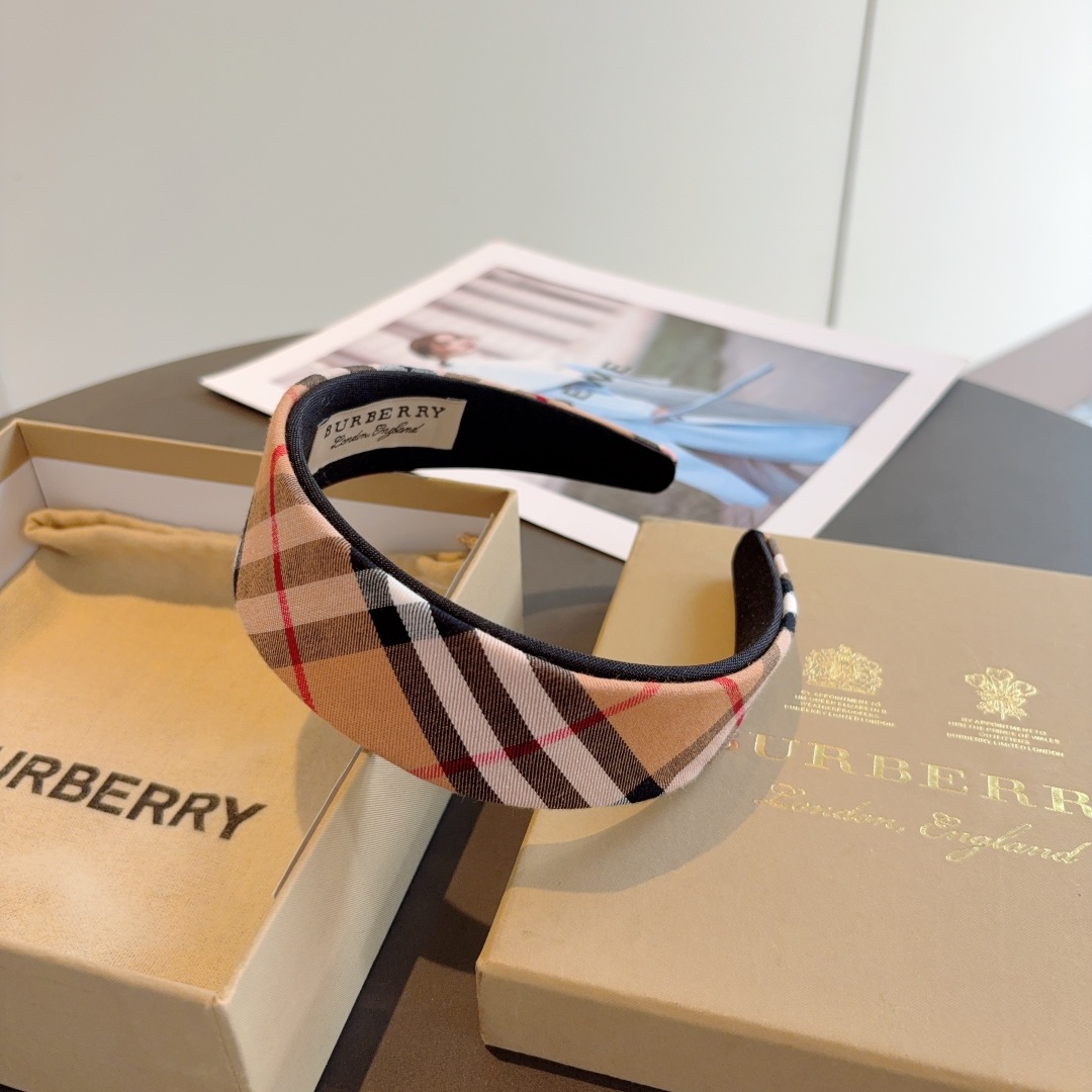 配包装
巴宝莉BURBERRY 高版本新款双层宽边发箍，客供面料 🎀非常耐看又百搭、适合各种场合搭配！