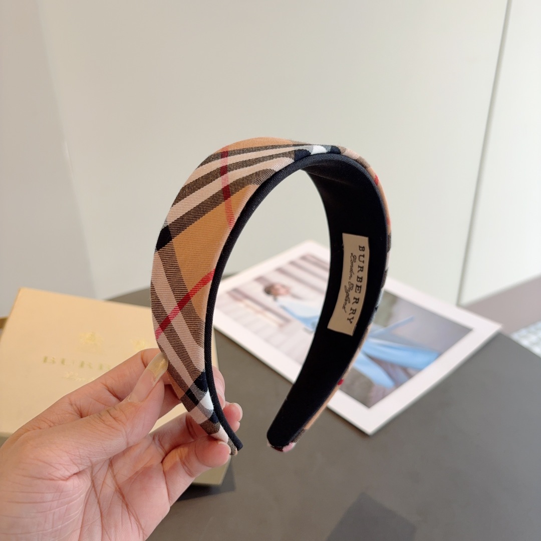 配包装
巴宝莉BURBERRY 高版本新款双层宽边发箍，客供面料 🎀非常耐看又百搭、适合各种场合搭配！