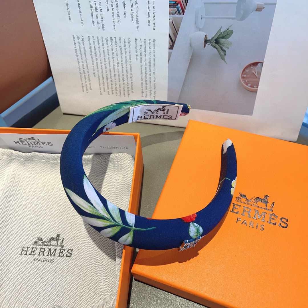 配包装
Hermes（爱马仕）  火爆定制款涂鸦发箍，网红同款  进口面料， 出口订单、细节全部实拍！特