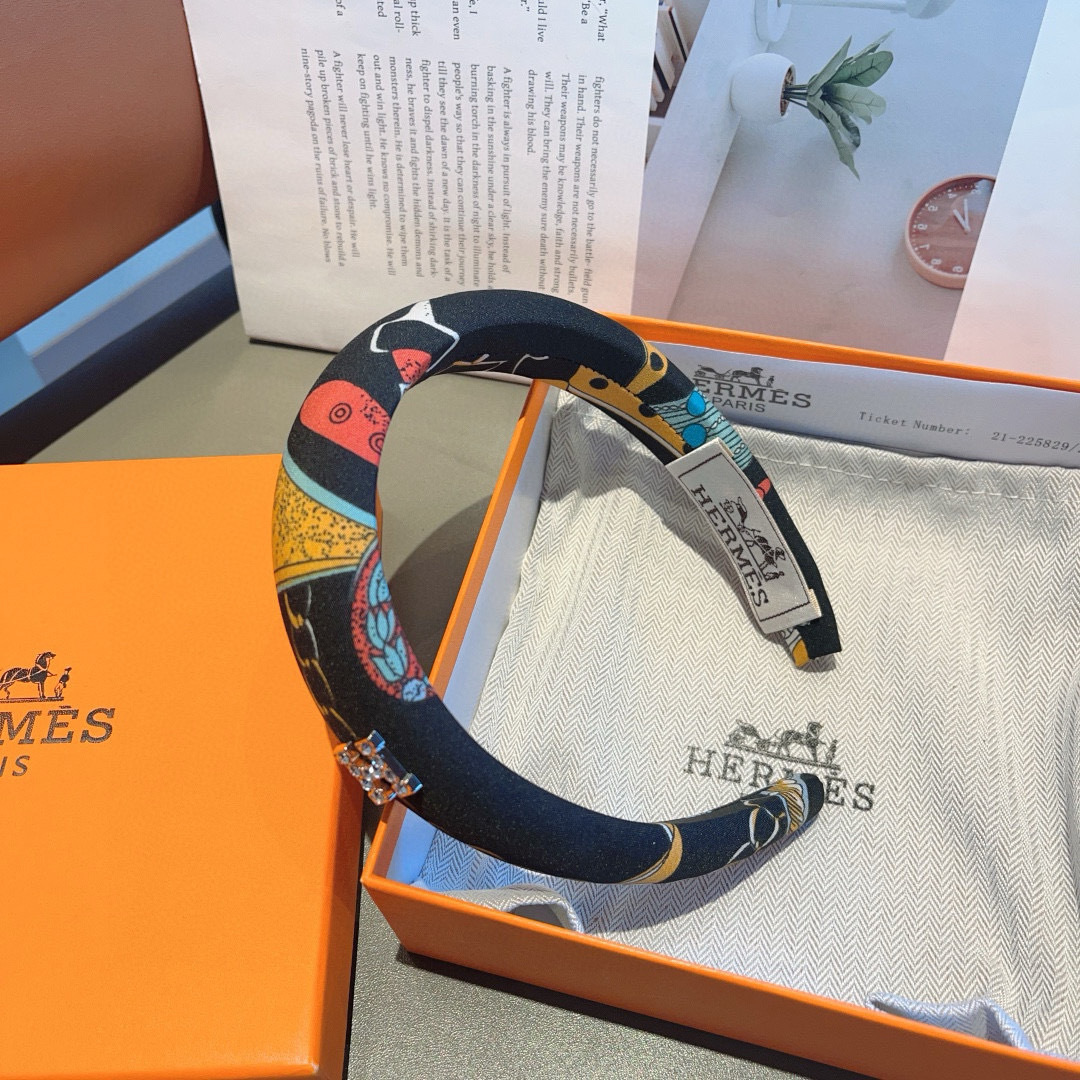 配包装
Hermes（爱马仕）  火爆定制款涂鸦发箍，网红同款  进口面料， 出口订单、细节全部实拍！特