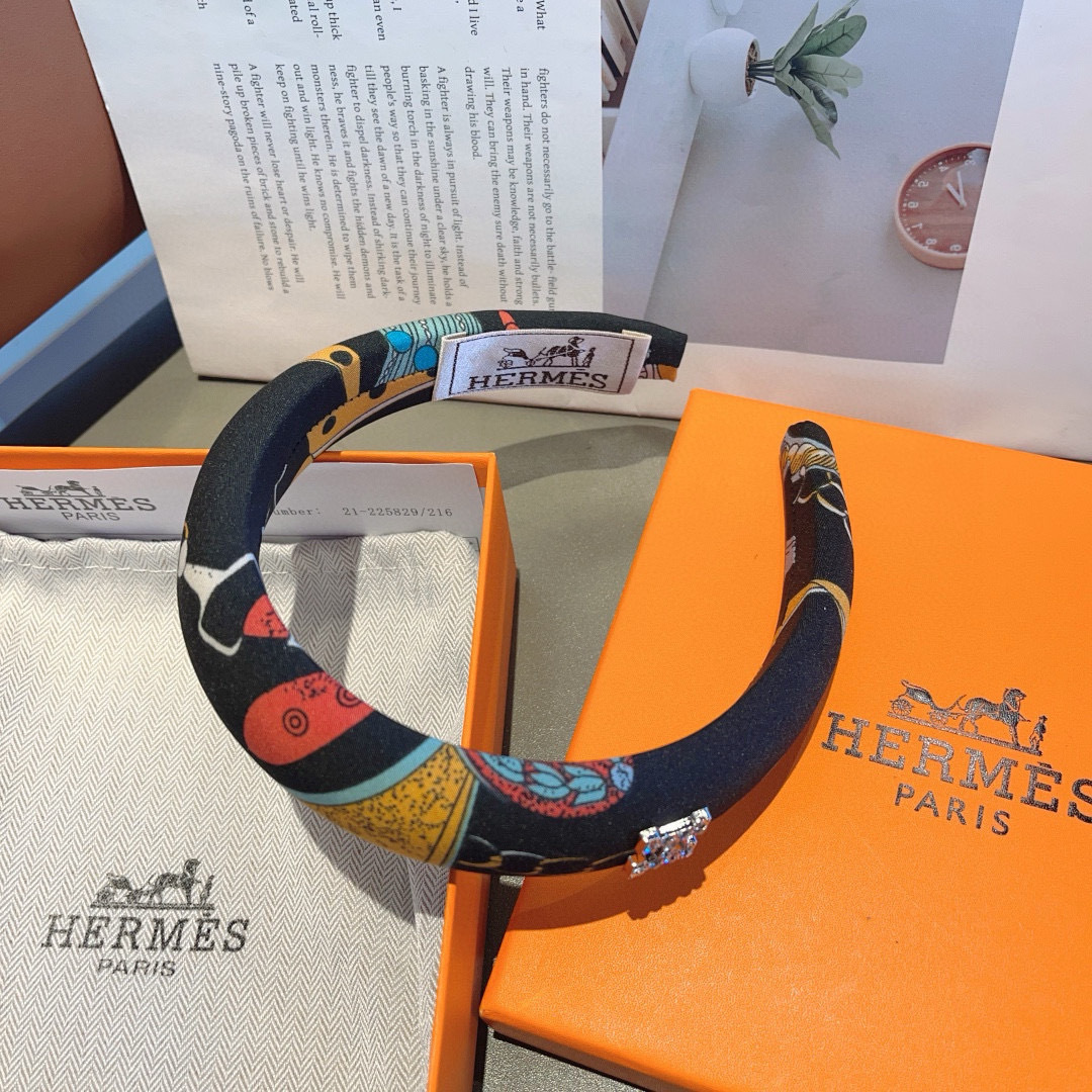 配包装
Hermes（爱马仕）  火爆定制款涂鸦发箍，网红同款  进口面料， 出口订单、细节全部实拍！特