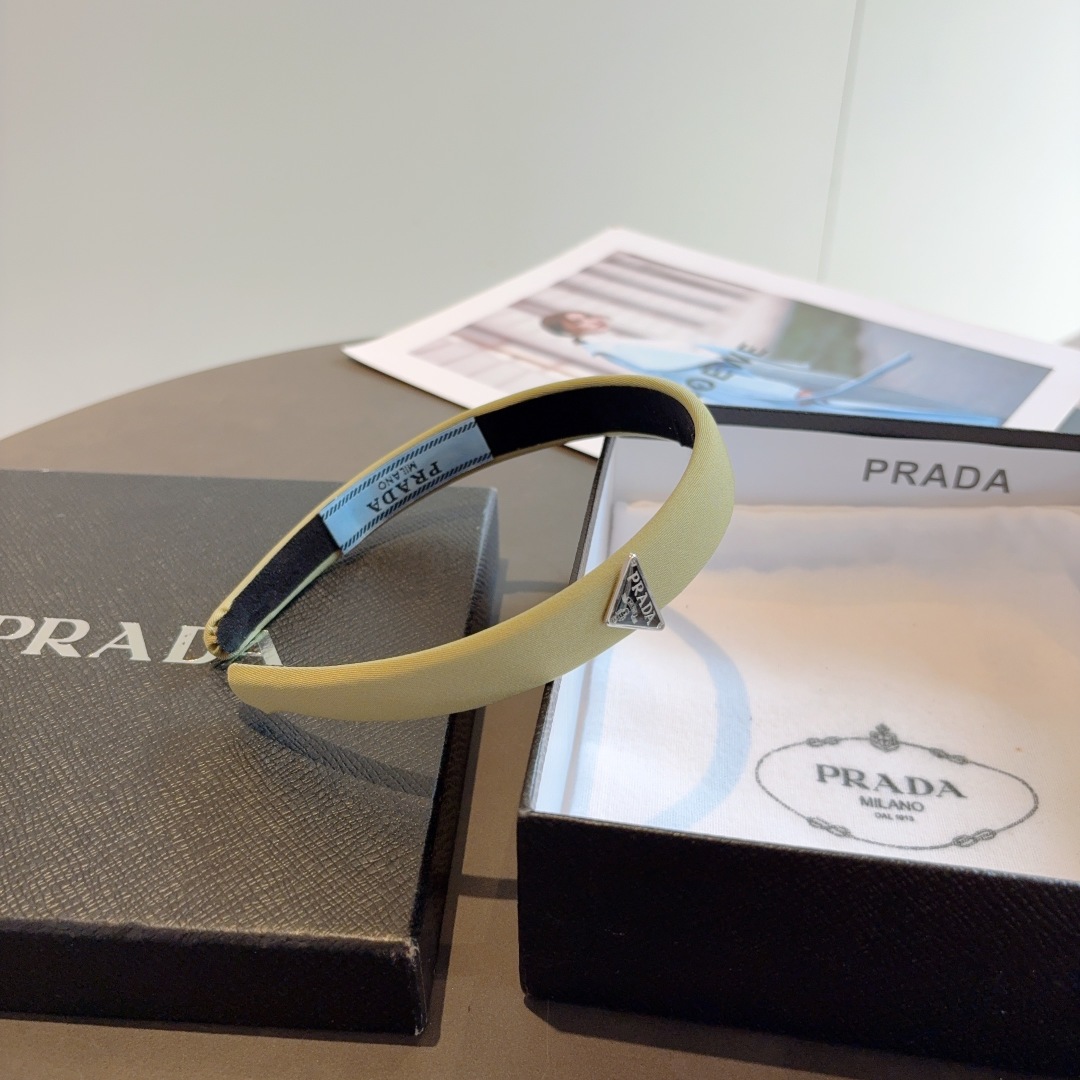 配包装
PRADA （普拉达） 新款潮流发箍。气质女神必备单品。非常百搭，时尚潮流， 戴上它满满的高大上