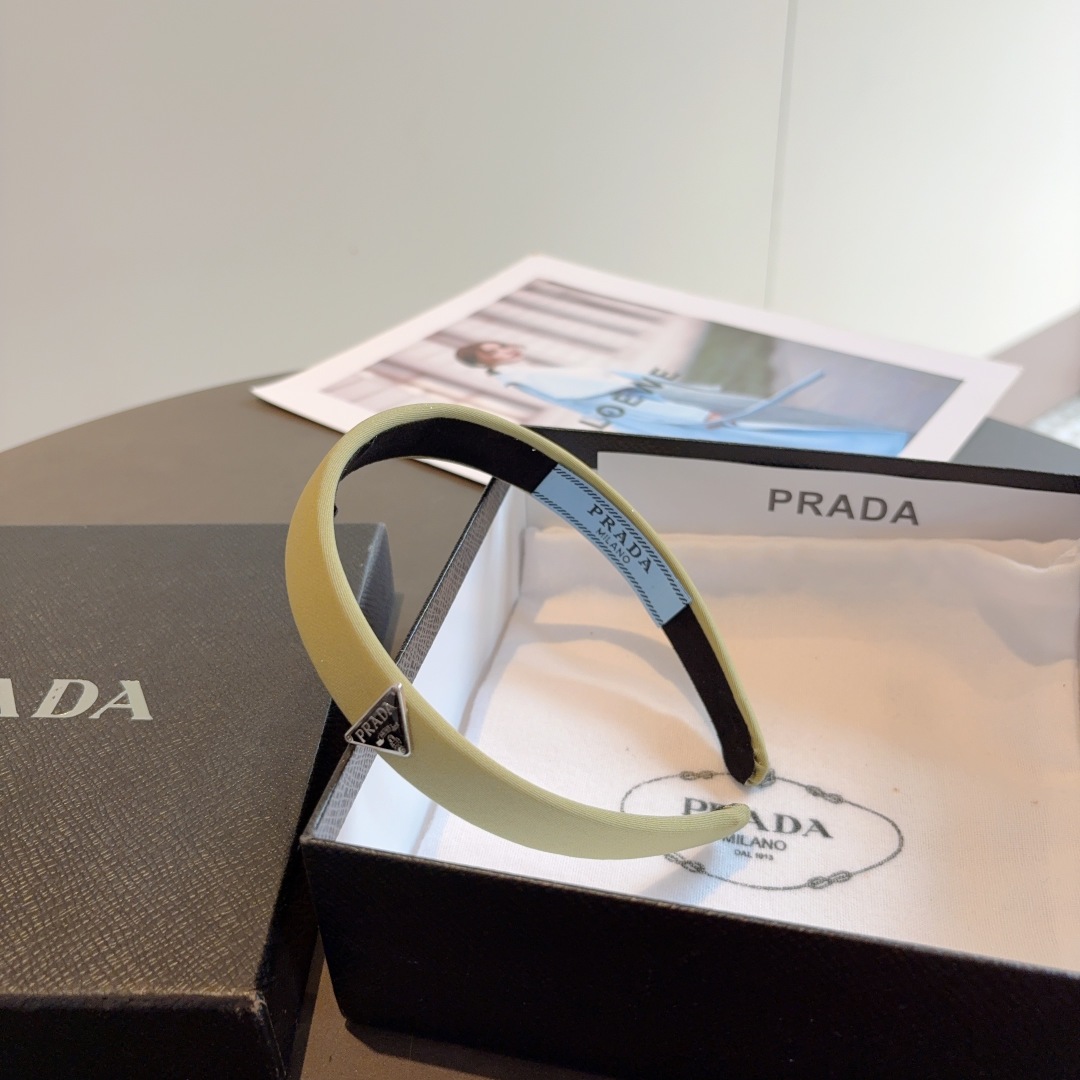 配包装
PRADA （普拉达） 新款潮流发箍。气质女神必备单品。非常百搭，时尚潮流， 戴上它满满的高大上