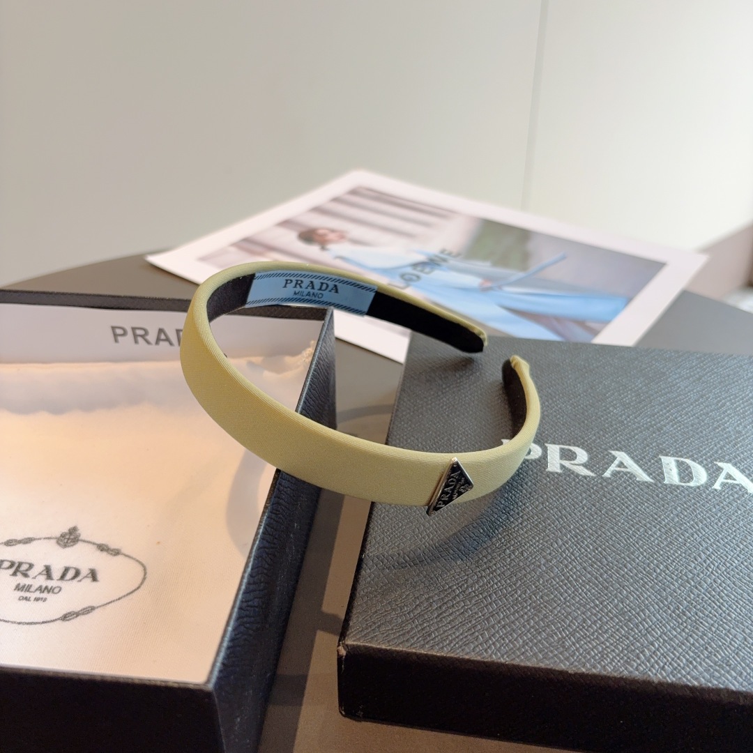 配包装
PRADA （普拉达） 新款潮流发箍。气质女神必备单品。非常百搭，时尚潮流， 戴上它满满的高大上