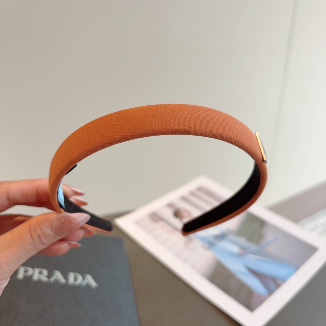 配包装
PRADA （普拉达） 新款潮流发箍。气质女神必备单品。非常百搭，时尚潮流， 戴上它满满的高大上