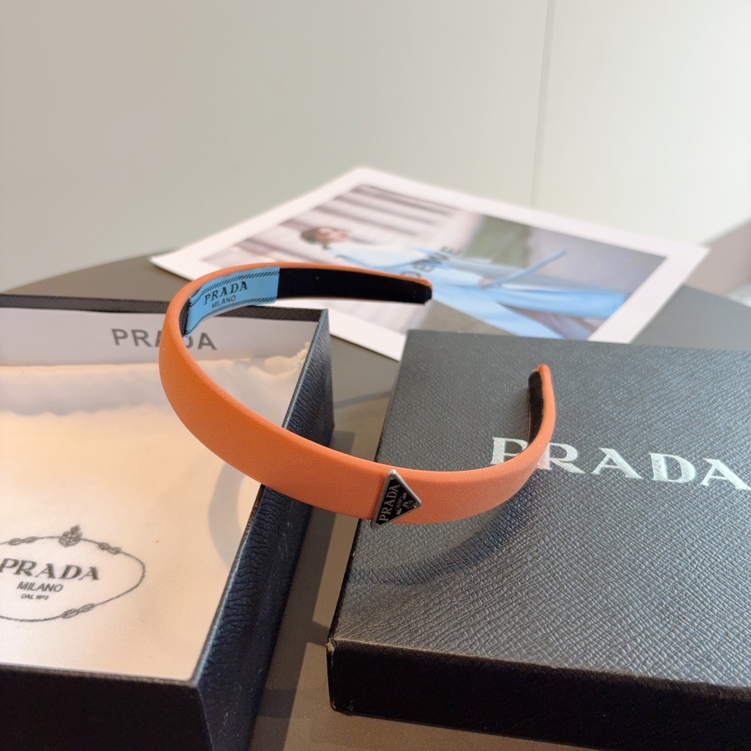 配包装
PRADA （普拉达） 新款潮流发箍。气质女神必备单品。非常百搭，时尚潮流， 戴上它满满的高大上