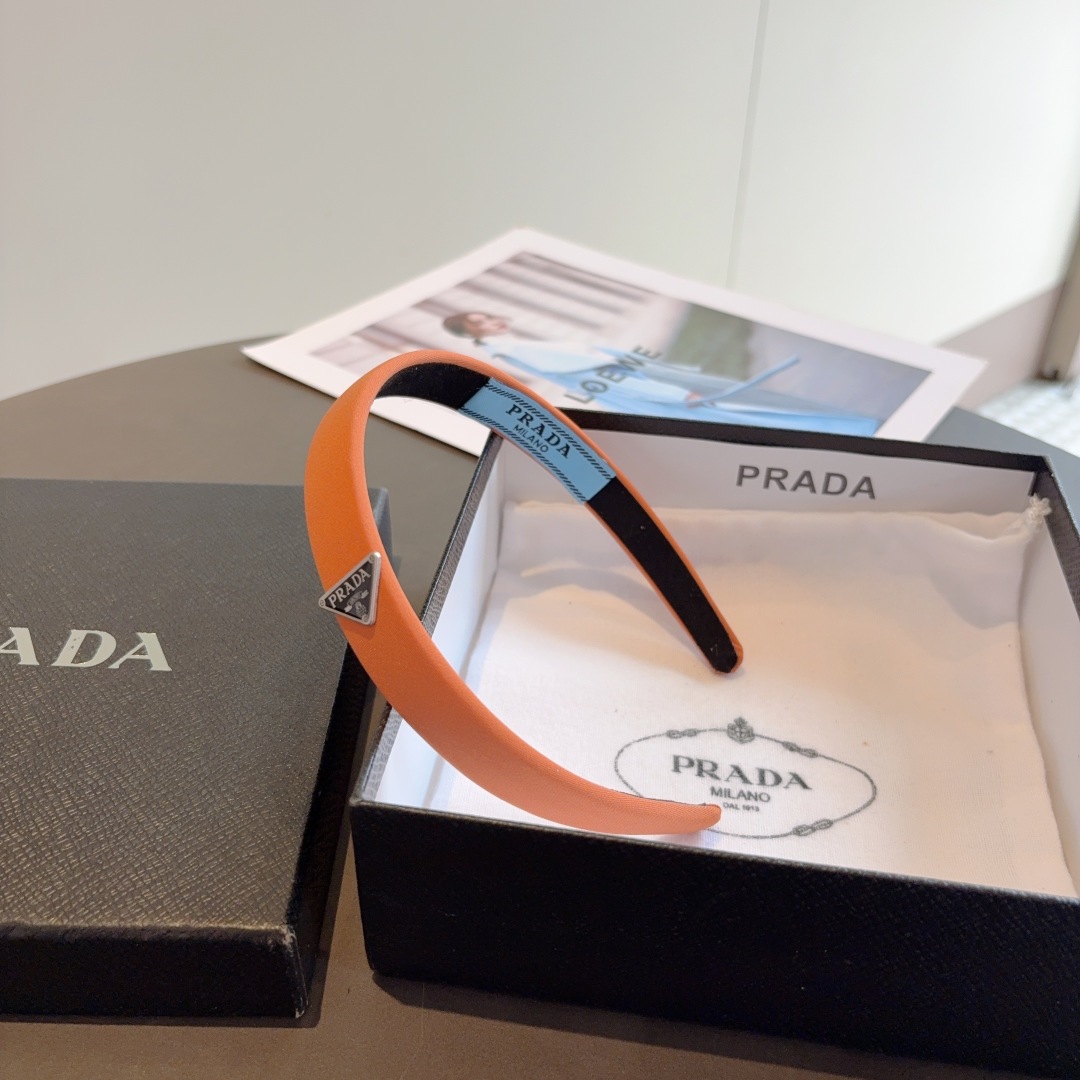 配包装
PRADA （普拉达） 新款潮流发箍。气质女神必备单品。非常百搭，时尚潮流， 戴上它满满的高大上