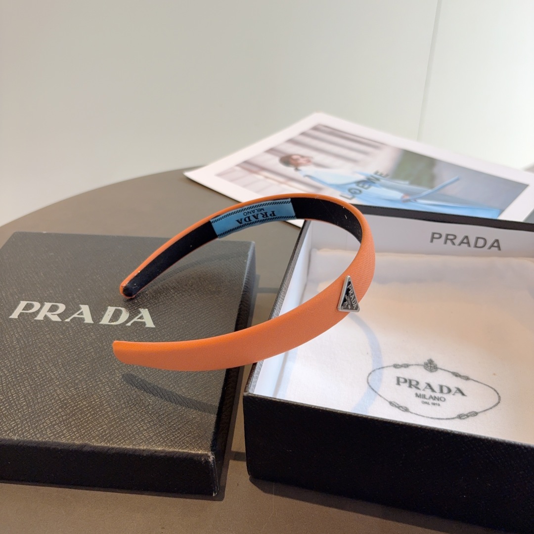 配包装
PRADA （普拉达） 新款潮流发箍。气质女神必备单品。非常百搭，时尚潮流， 戴上它满满的高大上