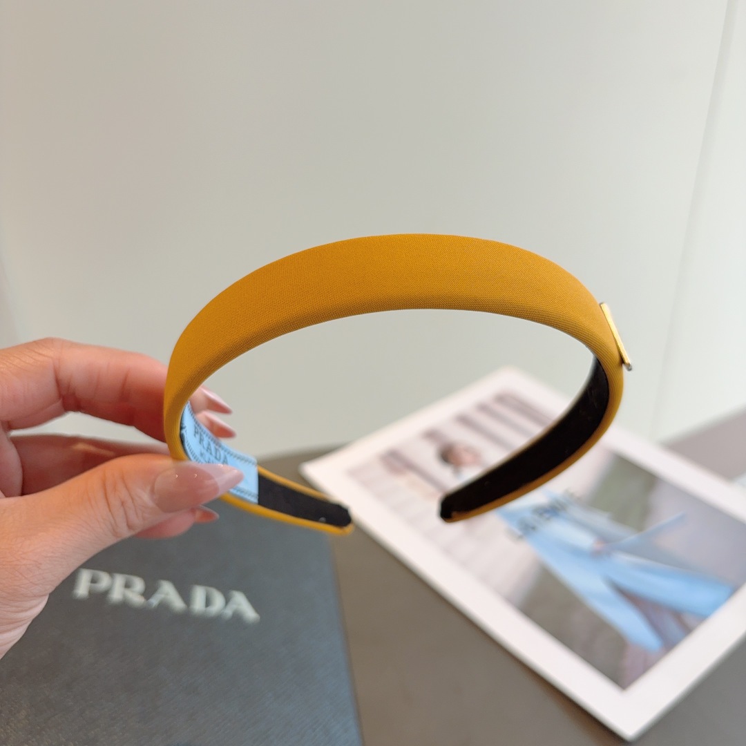 配包装
PRADA （普拉达） 新款潮流发箍。气质女神必备单品。非常百搭，时尚潮流， 戴上它满满的高大上