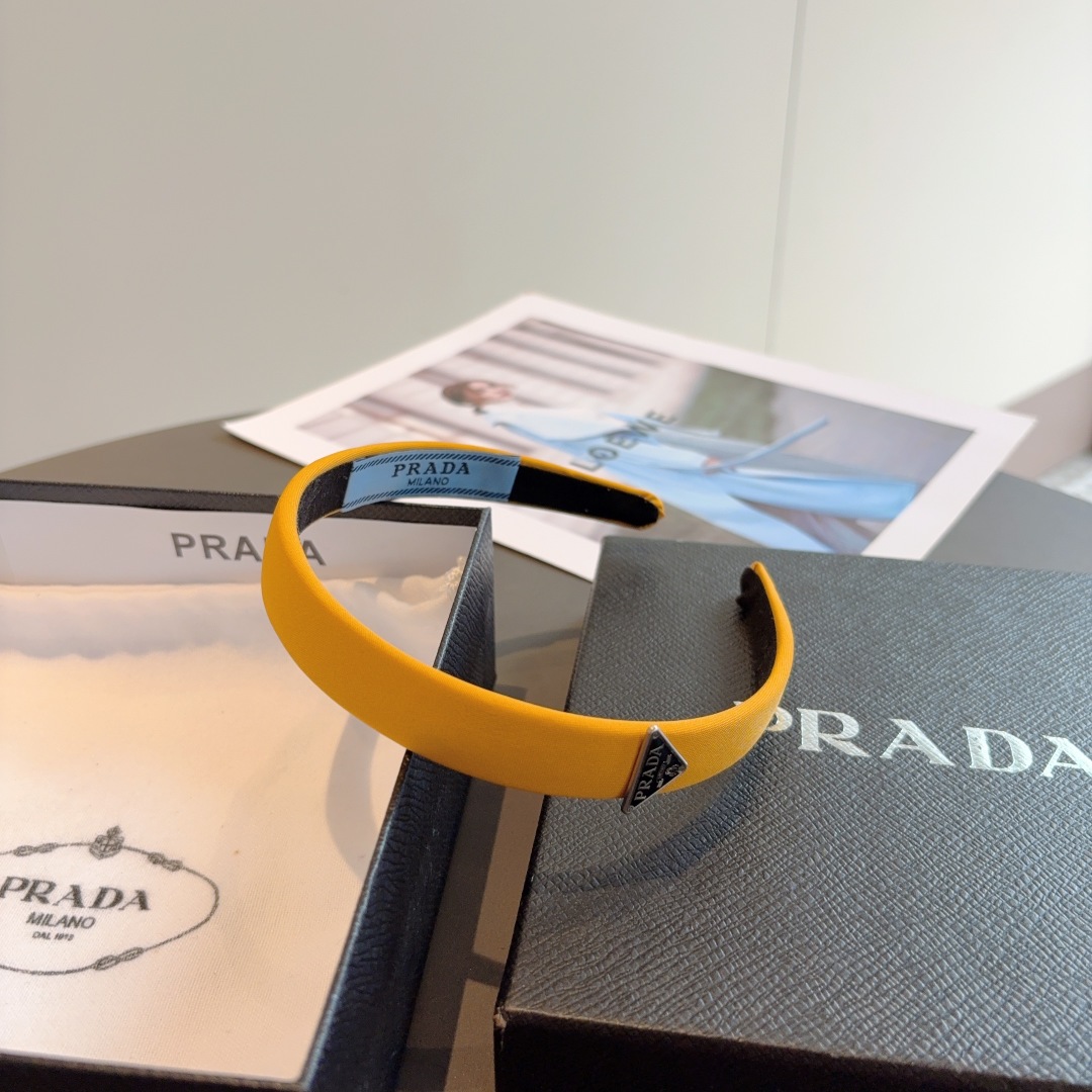 配包装
PRADA （普拉达） 新款潮流发箍。气质女神必备单品。非常百搭，时尚潮流， 戴上它满满的高大上