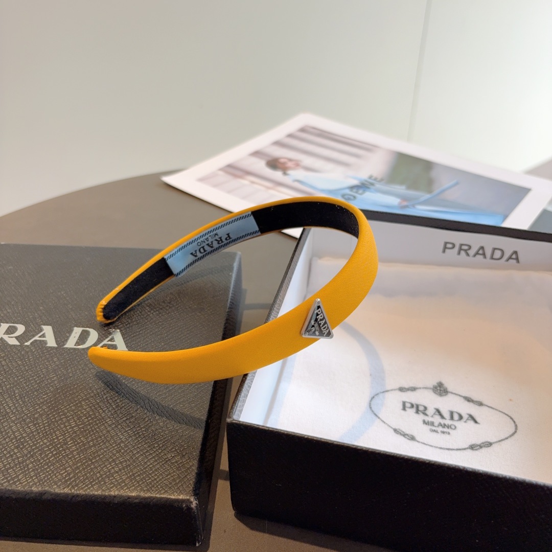 配包装
PRADA （普拉达） 新款潮流发箍。气质女神必备单品。非常百搭，时尚潮流， 戴上它满满的高大上