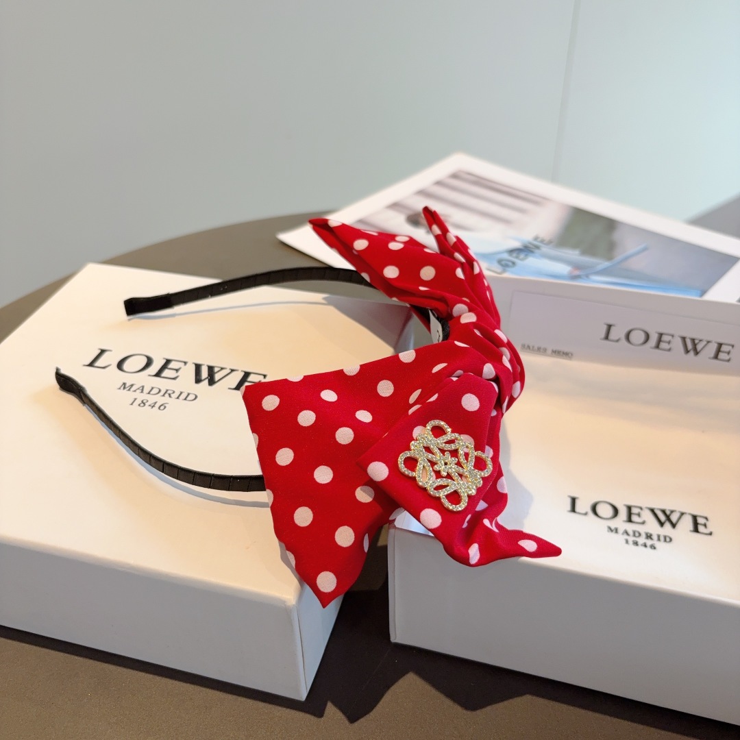 配包装
LOEWE（罗意威）火爆新款蝴蝶结波点发箍💕特供面料头箍、尖端网红最新款来袭 ！ 清新淑女范让时