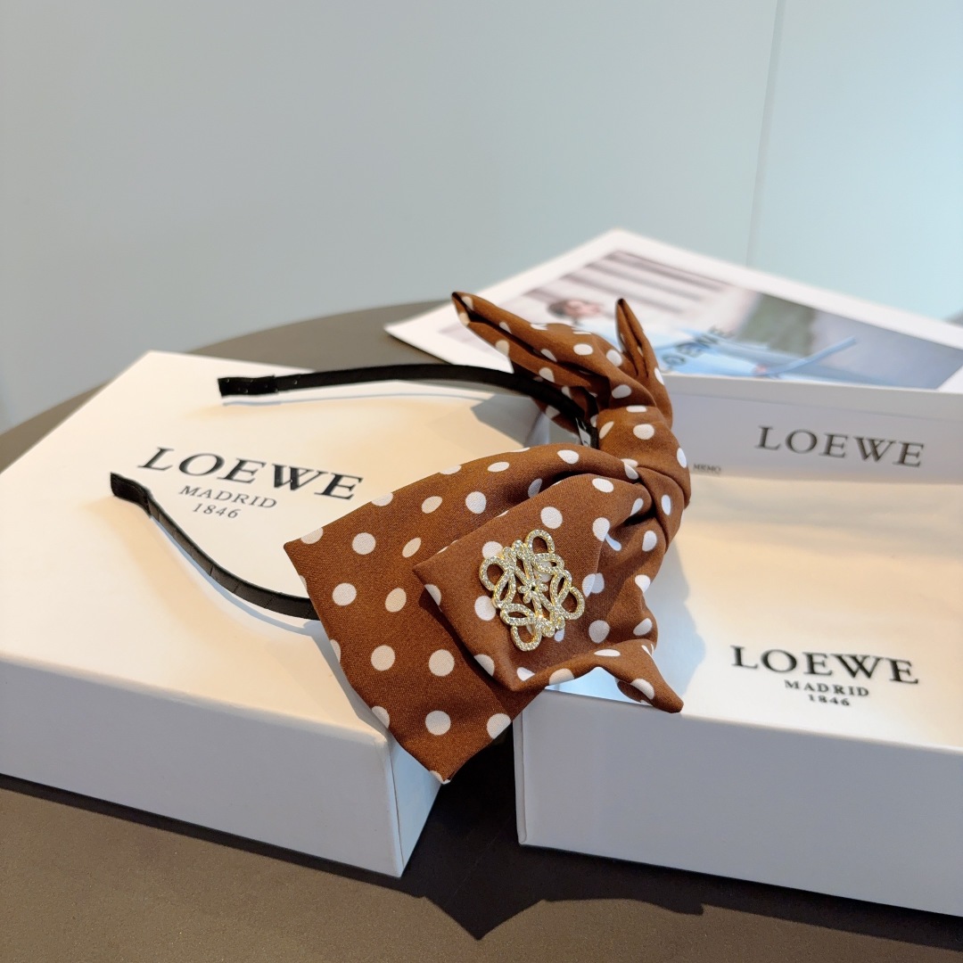配包装
LOEWE（罗意威）火爆新款蝴蝶结波点发箍💕特供面料头箍、尖端网红最新款来袭 ！ 清新淑女范让时