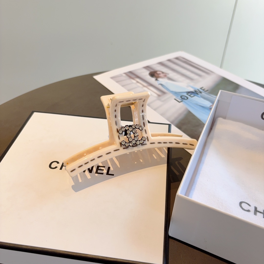 配包装（单个）
ＣＨＡＮＥＬ香奈儿高颜值一字抓夹，百搭简约发夹 原单材质，女神必备单品，超级精致哦!名媛