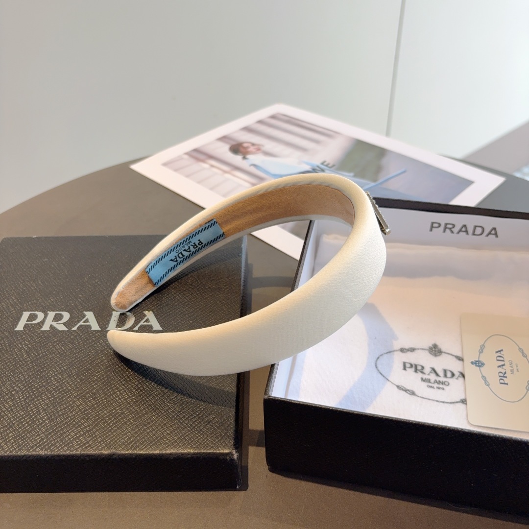 配包装
PRADA （普拉达） 倒三角新款潮流发箍。气质女神必备单品，非常百搭，时尚潮流， 戴上它满满的