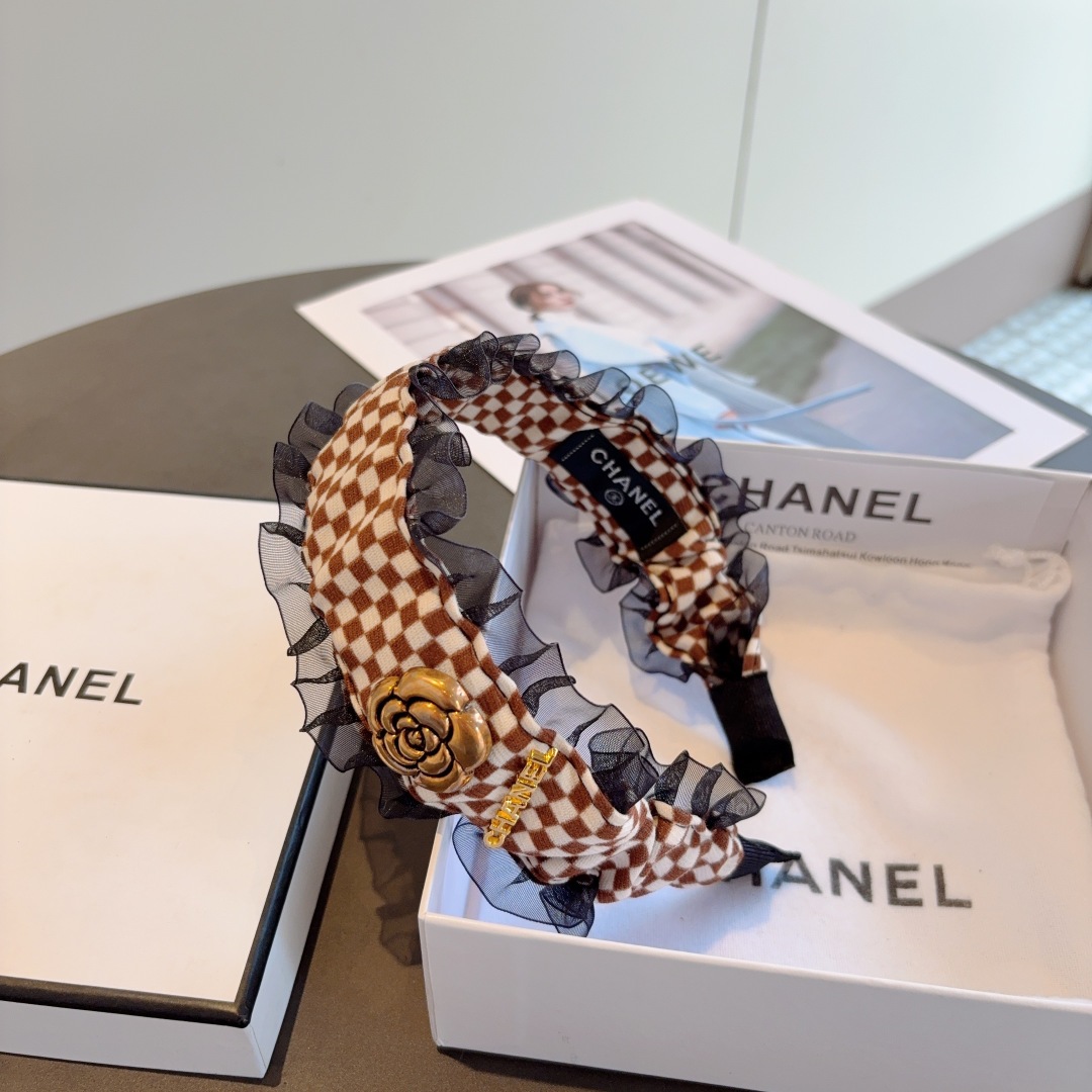 配包装
CHANEL（香奈儿）新款精美发箍，复古网红头箍 搭配高端材质，超精致，时尚高级感百搭款。