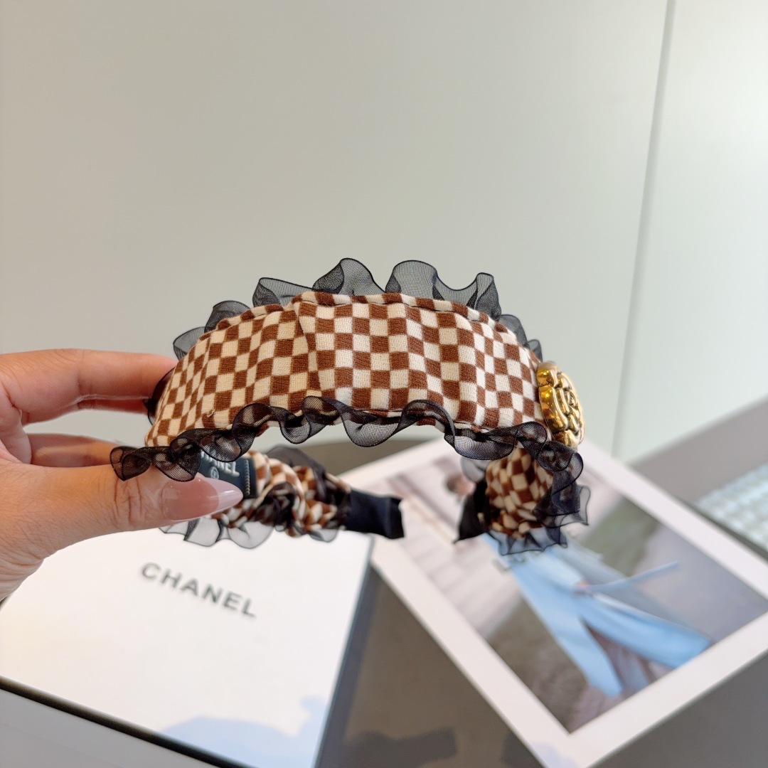 配包装
CHANEL（香奈儿）新款精美发箍，复古网红头箍 搭配高端材质，超精致，时尚高级感百搭款。