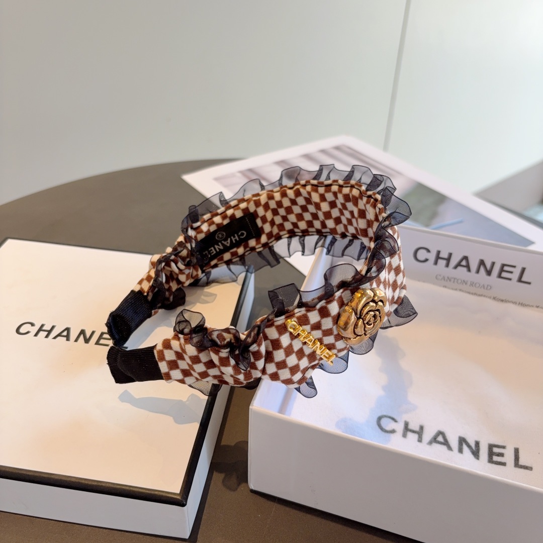 配包装
CHANEL（香奈儿）新款精美发箍，复古网红头箍 搭配高端材质，超精致，时尚高级感百搭款。