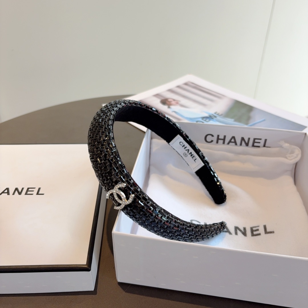 配包装
CHANEL（香奈儿）新款精美贴钻发箍，复古网红头箍 搭配高端材质，超精致，时尚高级感百搭款。