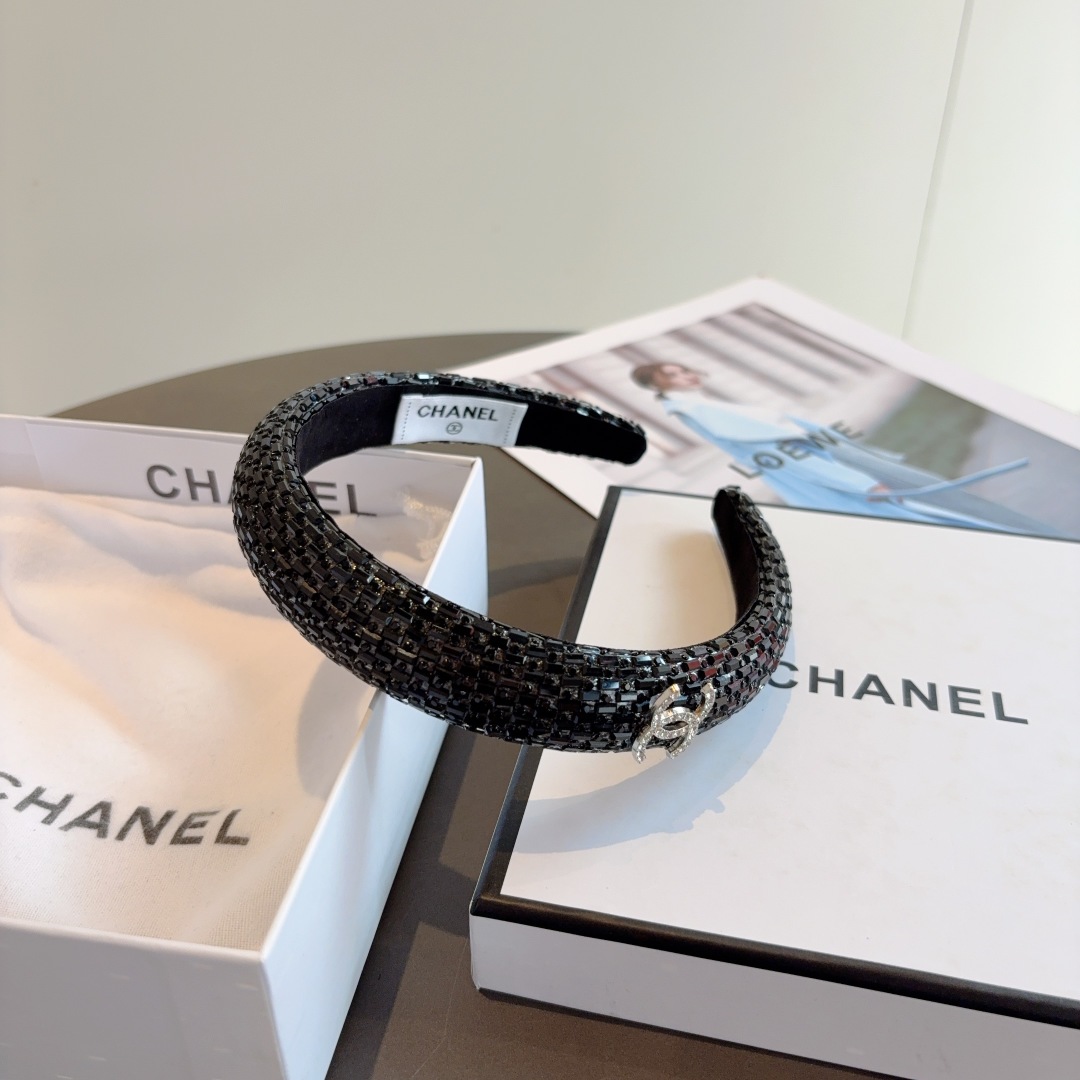 配包装
CHANEL（香奈儿）新款精美贴钻发箍，复古网红头箍 搭配高端材质，超精致，时尚高级感百搭款。