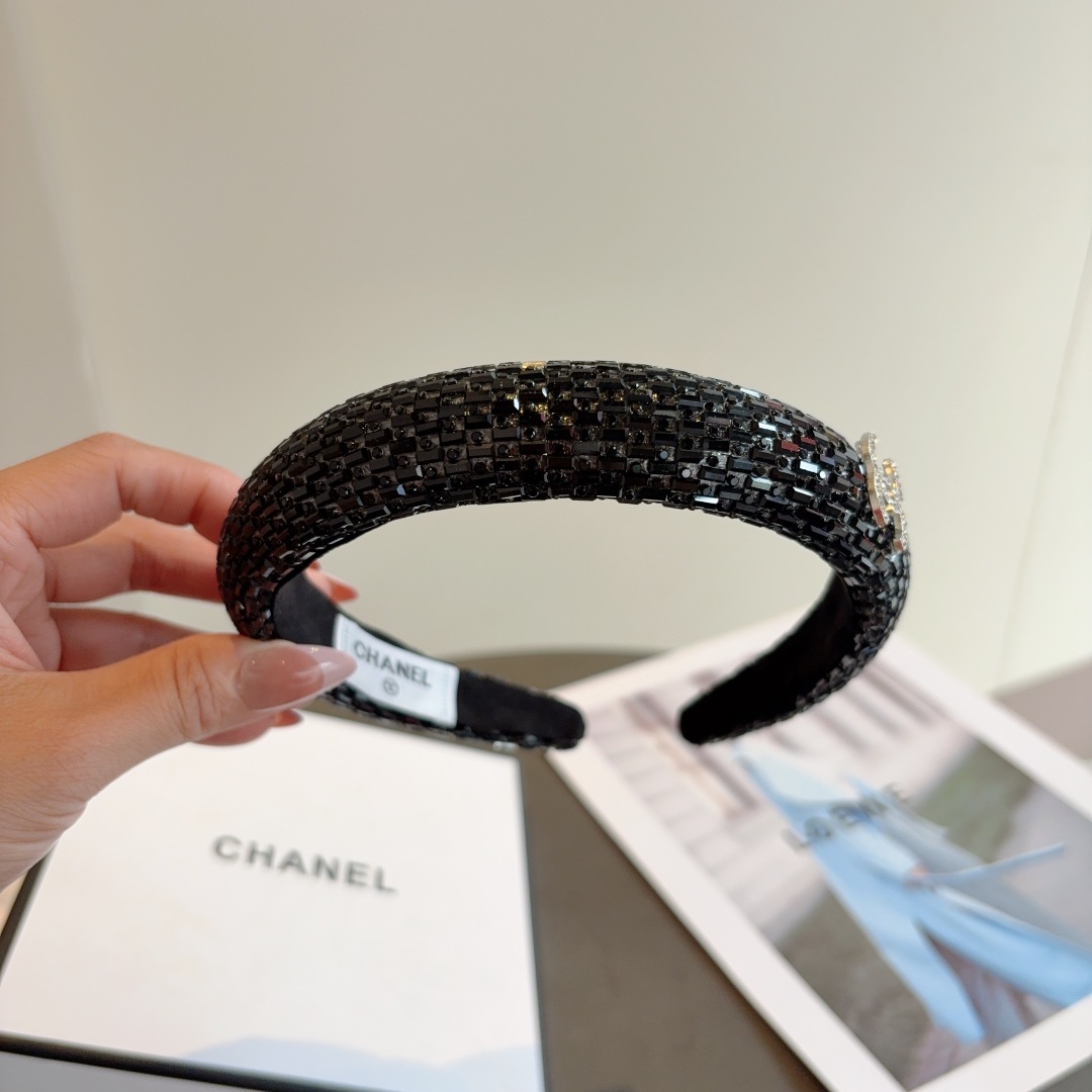 配包装
CHANEL（香奈儿）新款精美贴钻发箍，复古网红头箍 搭配高端材质，超精致，时尚高级感百搭款。