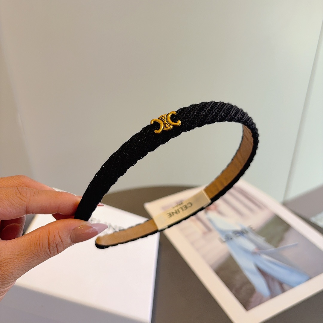 配包装
CELINE（赛琳）针织毛线新品小清新字母发箍，佩戴舒适无压力，造型搭配必备！时尚外出百搭款发饰
