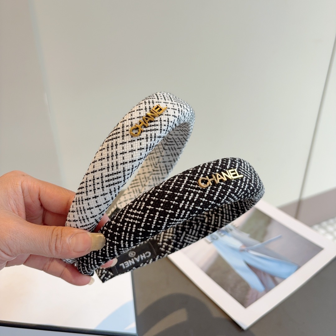 NO:542992,Packaging CHANEL (Chanel) Internet celebrity's same small fragrant hairband, retro headband, popular internet celebrity products recommended. It is matched with high-end materials, super exquisite, fashionable and versatile. Hairpins, hairpins, chanel, chanel, hairpins19860909配包装 CHANEL（香奈儿）网红同款小香风发箍,复古头箍,网红爆款推荐 搭配高端材质,超精致,时尚百搭.发夹,发夹,chanel,chanel,hairpins,accessory