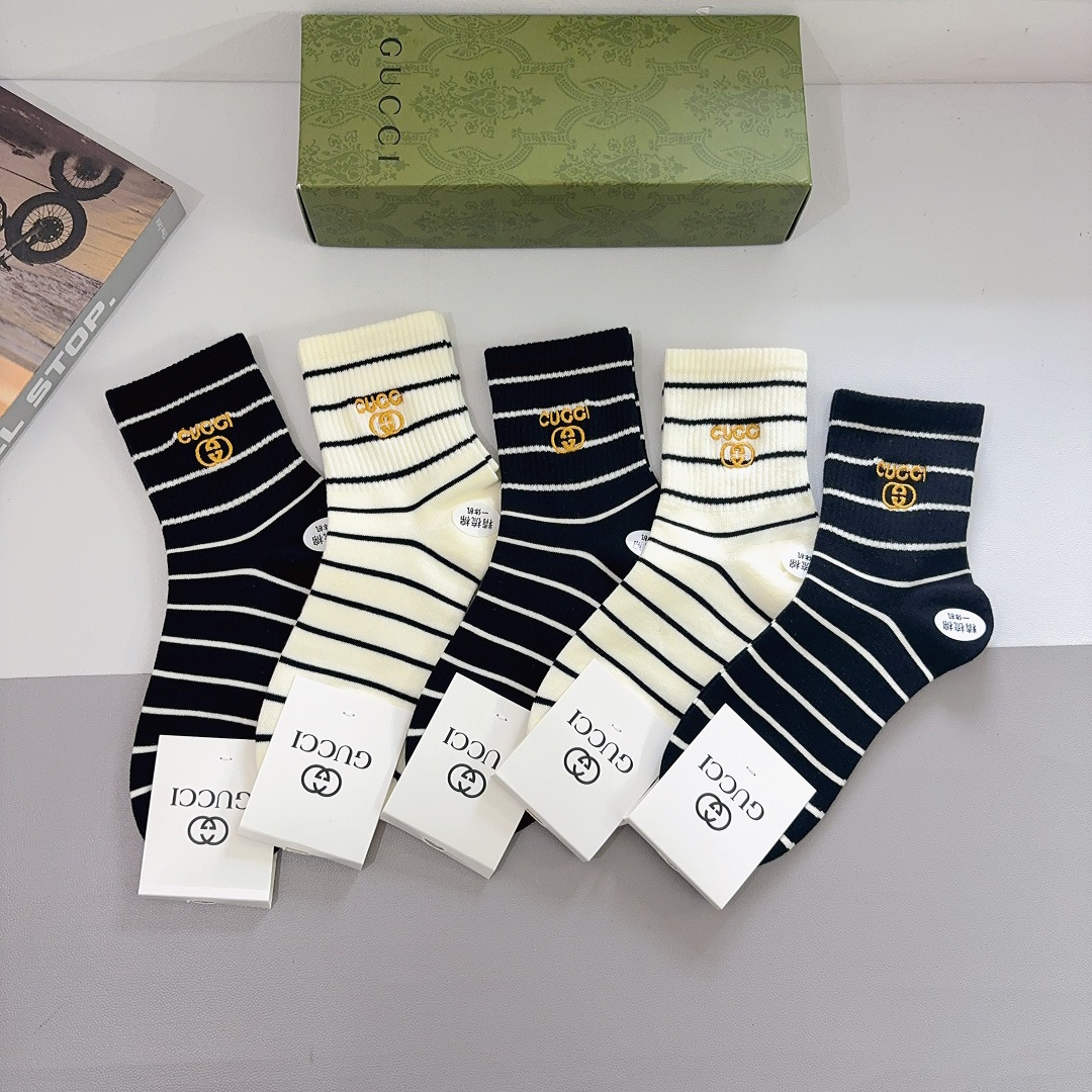 NO:584563,Comes with packaging (5 pairs in a box) Gucci new embroidered mid-calf socks, a must-have for fashionistas, personalized, fashionable and versatile!  You deserve combed cotton fabric!  socks, stockings, socks, gucci, socks19860909配包装（一盒5双）  Gucci 古奇 新款刺绣中筒袜子 潮人必备个性时尚百搭款,！你值得拥有哦精梳棉面料！袜子,丝袜,袜子,gucci,socks,accessory