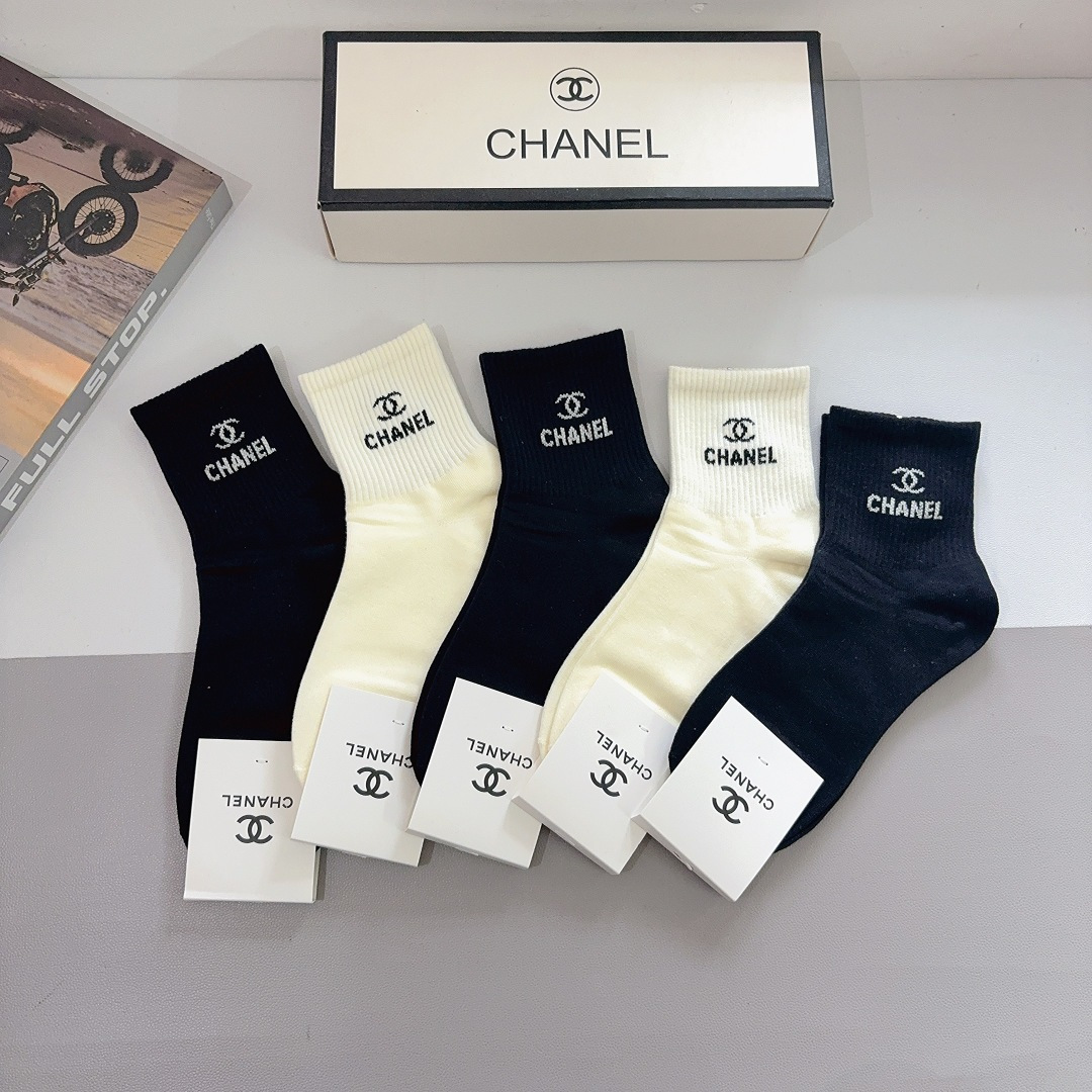 NO:584569,Comes with packaging (5 pairs in a box) CHANEL Chanel classic mid-calf socks made of pure cotton, classic double C pattern logo, synchronized with big-name socks at the counter!  socks, stockings, socks, chanel, chanel, socks19860909配包装（一盒5双） CHANEL 香奈儿经典中筒袜子纯棉材质、经典双C图案logo,专柜同步袜子大牌出街！袜子,丝袜,袜子,chanel,chanel,socks,accessory