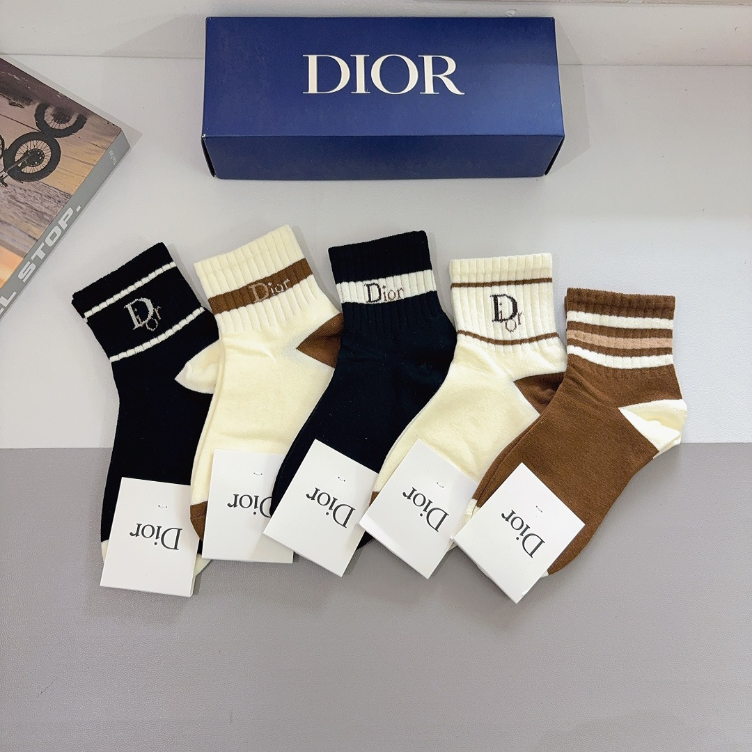 NO:584572,Comes with packaging (5 pairs in a box) Dior’s new letter mid-tube socks!  Hot style letter counter synchronized mid-calf socks, big brands out on the street, fashionable people must have super matching socks, stockings, socks, dior, dior, socks19860909配包装（一盒5双） Dior 迪奥 新款字母中筒袜子！爆款字母专柜同步中筒袜,大牌出街,潮人必备超好搭袜子,丝袜,袜子,dior,dior,socks,accessory