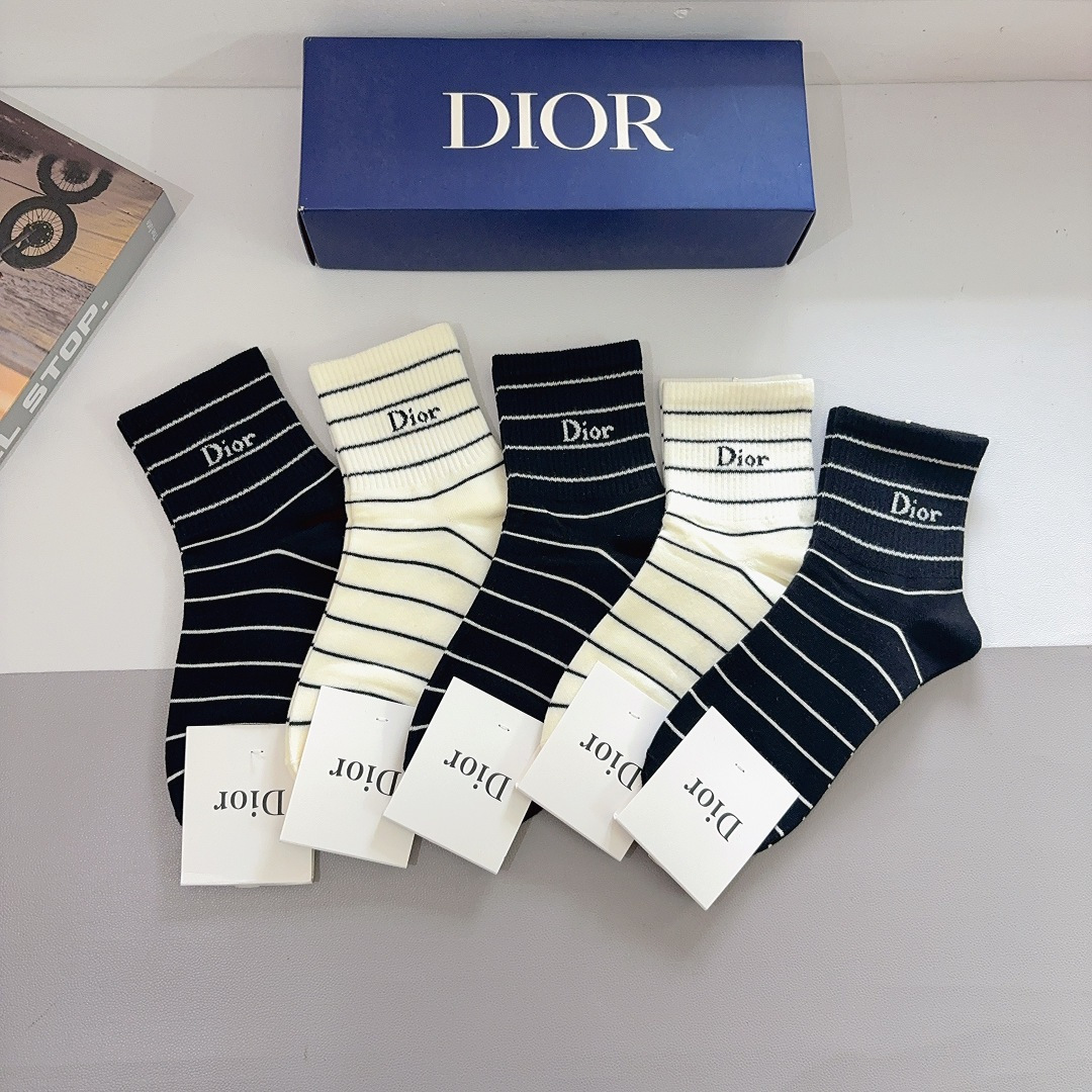 NO:584548,Comes with packaging (5 pairs in a box) Dior’s new letter mid-tube socks!  Hot style letter counter synchronized mid-calf socks, big brands out on the street, fashionable people must have super matching socks, stockings, socks, dior, dior, socks19860909配包装（一盒5双） Dior 迪奥 新款字母中筒袜子！爆款字母专柜同步中筒袜,大牌出街,潮人必备超好搭袜子,丝袜,袜子,dior,dior,socks,accessory
