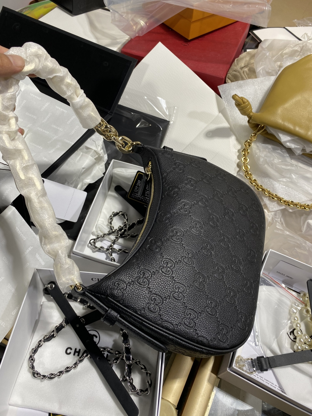Guccis new models are shipped non-stop. Heres a brief introduction.